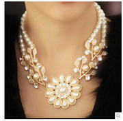 韩国时尚奢华珍珠水钻花朵短款锁骨，链项链女欧美大牌衣服配饰挂件