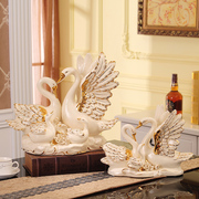 定制欧式陶瓷天鹅摆件结婚礼物实用闺蜜创意新婚酒柜送新人家居装