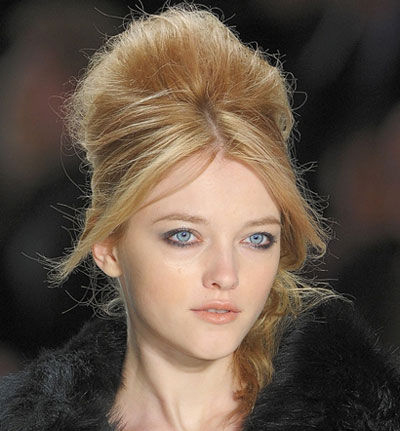 中分发型成新宠 无刘海马尾的扎法大牌儿明星