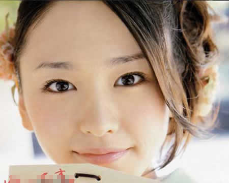 <em>夏天流行发型</em>2011大圆脸海边MM浪漫盘发DIY