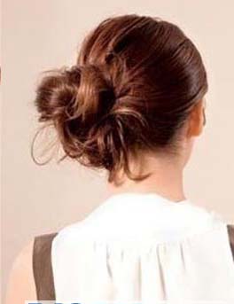 超<em>简单</em> 一分钟搞定OL上班时短直发<em>发型扎法</em>髦