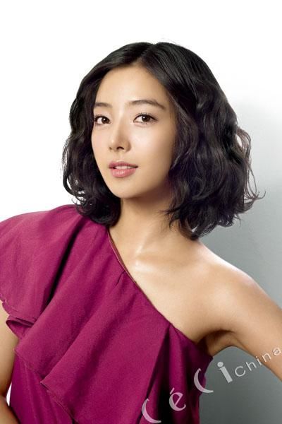 <em>盘头发</em>技巧的可爱发型9位韩国女明星的卷发保