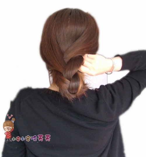 <em>怎样扎发型</em>小安教你快速由长发变身BOBO头_