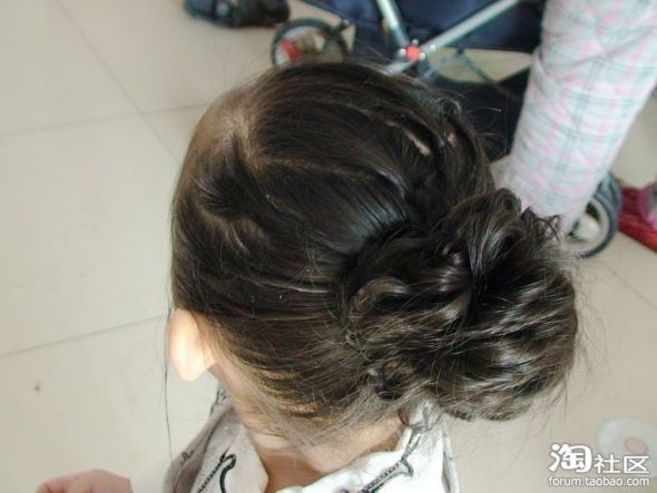 <em>小女孩发型设计</em>简单几步打造超美花苞头!小万